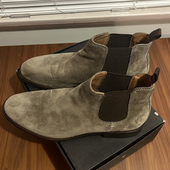 Grey Suede Frye Men Chelsea Boots. Size 9.5. With Box - Picture 4 of 12